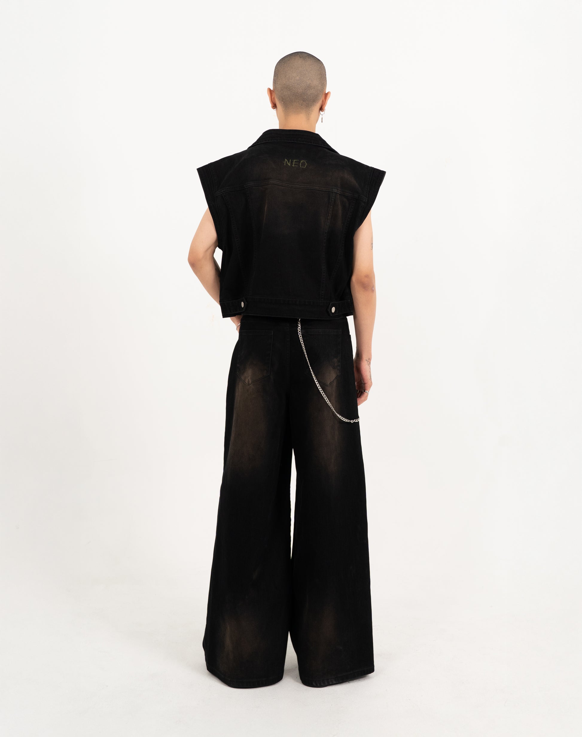 N E O CH.2 Faded Wrinkle Sleeveless Outerwear