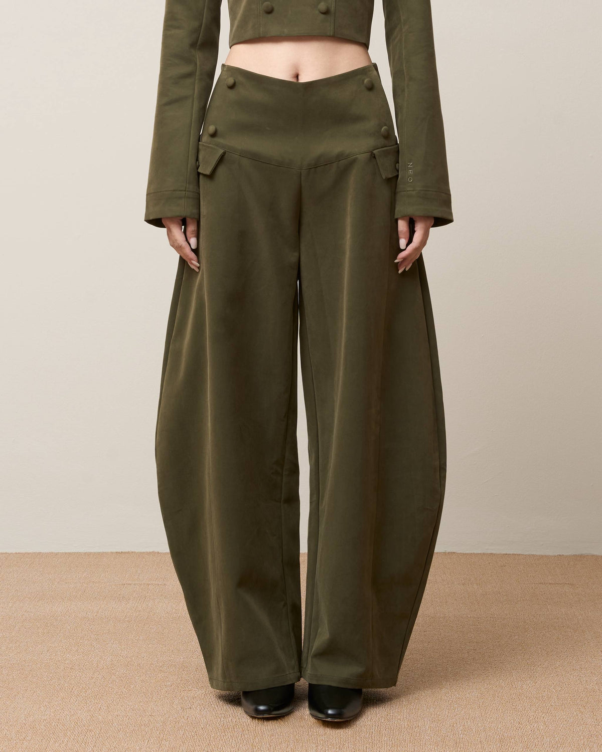 Vol.3 Ch.2 Button Barrel Leg Trousers